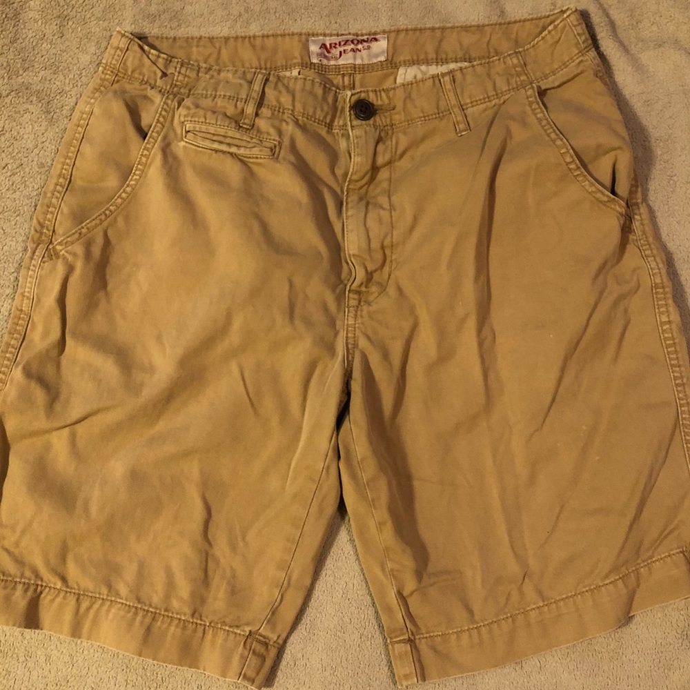 34 Men’s khaki shorts